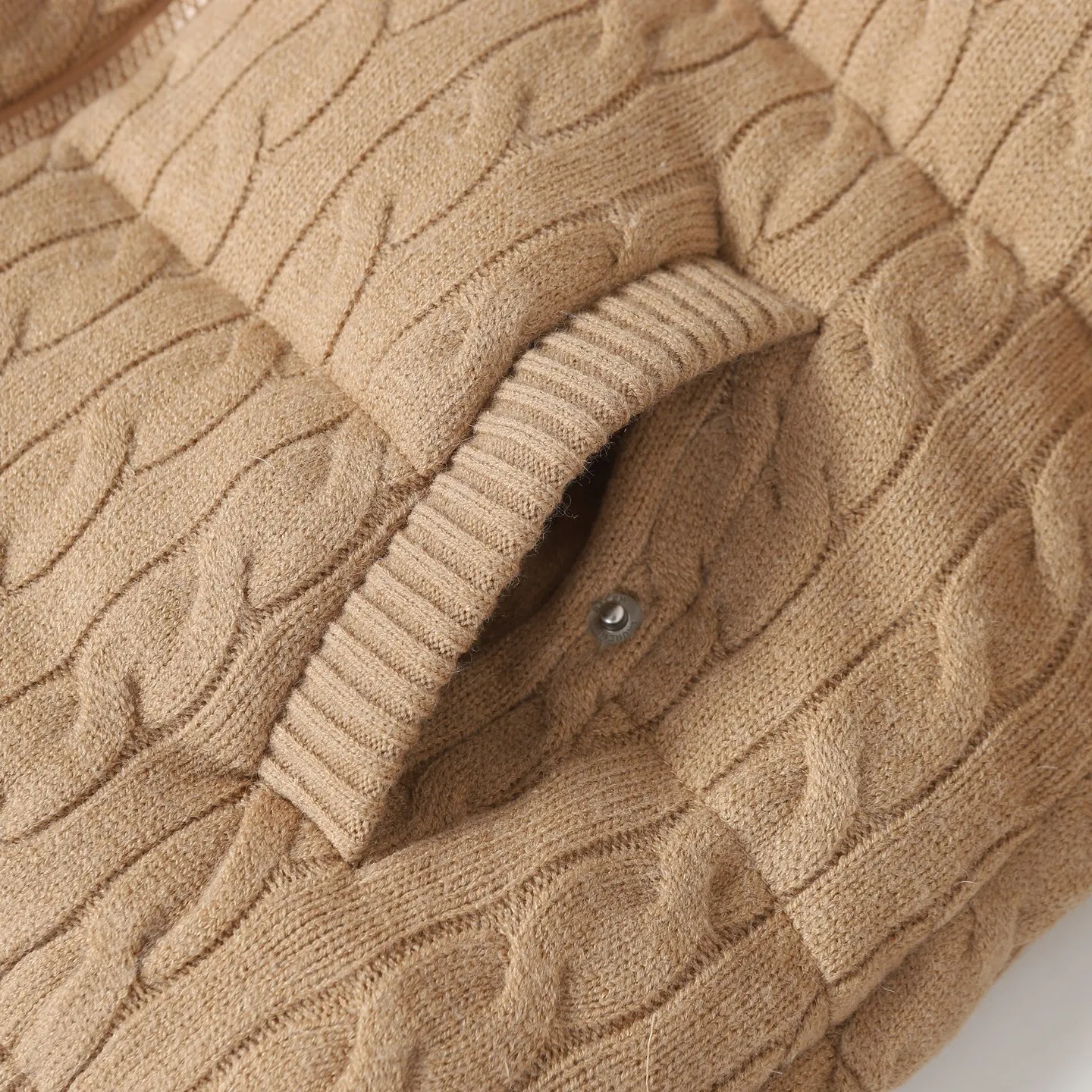 🅿️1100 【Women's】Ralph/Ralph Lauren 25ss new hooded down jacket brings warmth within reach. 🧵 Combining classic cable knitting with warm down, it’s a textured choice. Warm winter colors, the answer to classics and style. ❄️ Needless to say, the texture speaks for itself. Rah Lauren cable down jacket defines winter style. Color Black Khaki Size s m L xL